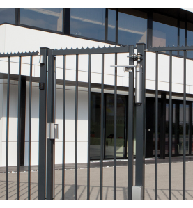 Solutions Locinox en situation sur portail avec MAG3000