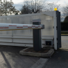 Barrière levante GARD GT8 installée sur un parking avec lisse modulaire