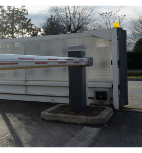 Barrière levante GARD GT8 installée sur un parking avec lisse modulaire